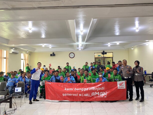 KEBERSAMAAN : Perwakilan PT Trio Motor foto bersama karyawan Elnusa Petrofin usai sosialisasi safety riding, di Banjarmasin, belum lama ini.