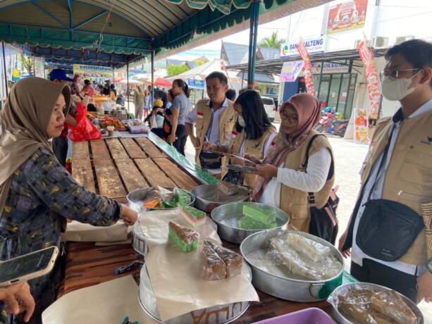 CEK KESEHATAN TAKJIL: Petugas pemeriksa kesehatan makanan dari BBPOM Palangka Raya tengah mengecek kudapan yang dijual di pasar Ramadan, Jalan AIS Nasution, Palangka Raya, Kamis (23/3/2023). FOTO: BBPOM UNTUK KALTENG POS