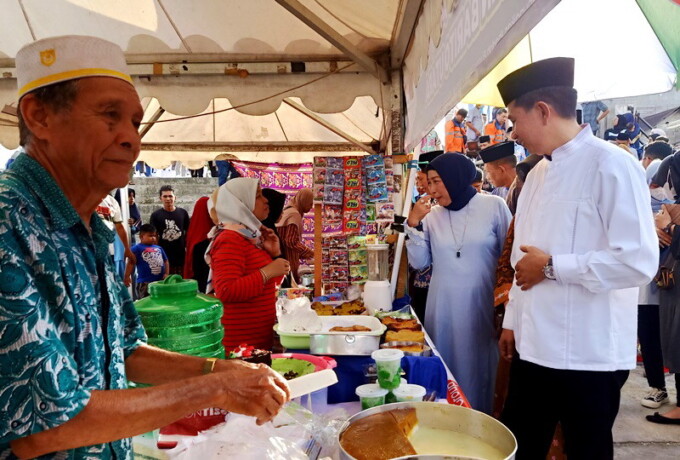 Ketua DPRD Barito Utara Hj Mery Rukiani mendampingi Bupati Barito Utara H Nadalsyah bersama pejabat lingkup Pemkab Barito Utara saat meninjau lapak pedangan pasar wadai ramadan di lokasi Water Front City (WFC), Muara Teweh, Kamis (23/3/2023). (DISKOMINFOS