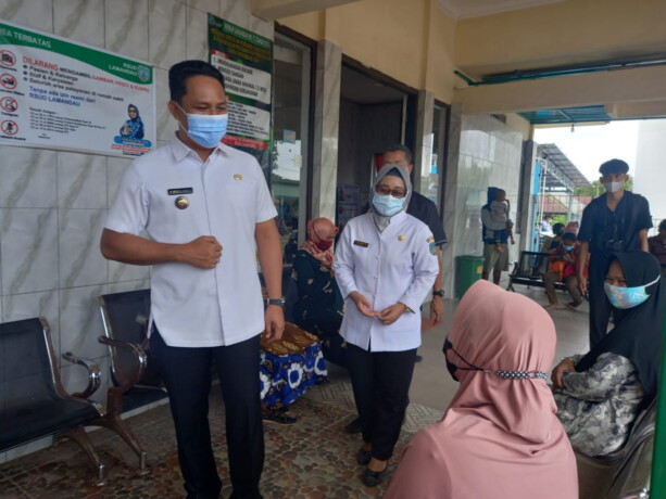 Bupati Lamandau H Hendra Lesmana didampingi Direktur RSUD Lamandau Dr Ning Agustina melihat langsung sejumlah fasilitas dan pelayanan di RSUD Lamandau, beberapa waktu lalu. (RUSLAN/KALTENG POS)
