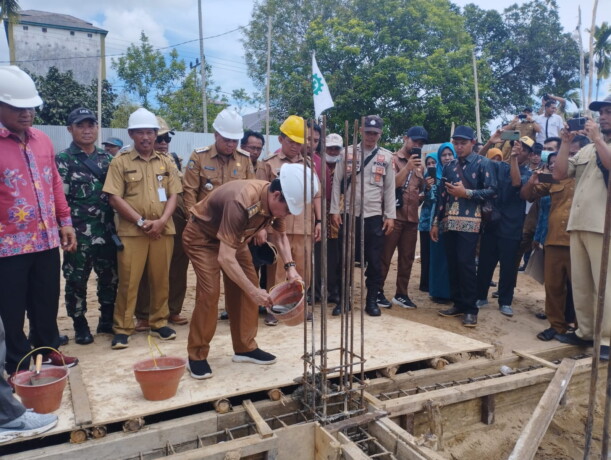 : Bupati Katingan Sakariyas ketika melakukan peletakan batu pertama peningkatan bangunan Puskesmas Mendawai di Kecamatan Mendawai, Selasa (21/3/2023). (HUMAS SETDA KATINGAN)