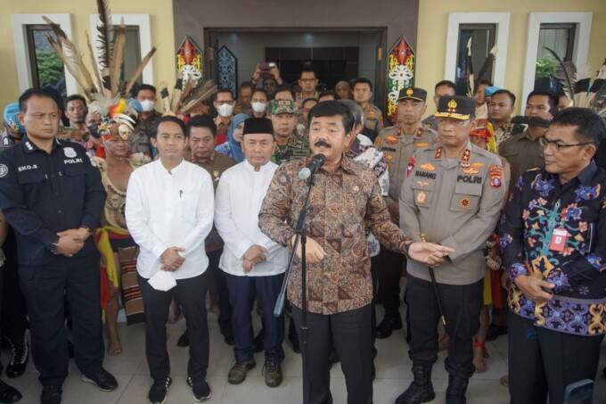 Menteri ATR/BPN Marsekal Purn. Hadi Tjahjanto memberikan apresiasi kepada Polda Kalteng saat berkunjung ke Mapolda Kalteng, Jumat (24/3/2023). (ARIEF PRATHAMA/KALTENG POS)