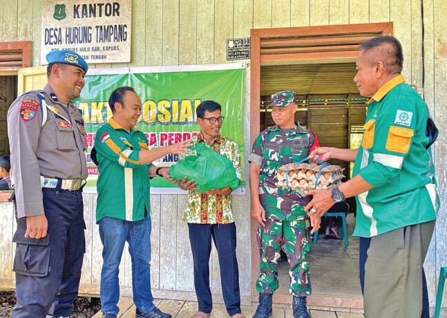 BAKTI SOSIAL: PT STP membagikan paket sembako kepada warga yang diserahkan langsung oleh perwakilan perusahaan dan dibantu unsur tripika Kecamatan Sei Hanyo dan pengurus Desa Katanjung serta Hurung Tampang.