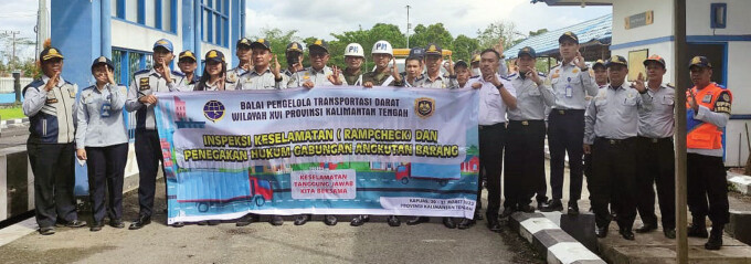 PENEGAKAN ATURAN : Kepala Balai BPTD Wilayah XVI Provinsi Kalteng M Andi Rahcmatullah SE MM Tr bersama tim gabungan usai kegiatan inspeksi keselamatan dan gakkum angkutan barang di Jembatan Timbang Anjir Serapat, Kuala Kapuas, baru-baru ini.