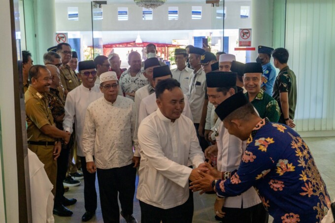 PENYAMBUTAN: Sejumlah ormas Islam dan pejabat di lingkup Pemprov Kalteng menyambut kedatangan Gubernur Kalteng H Sugianto Sabran selepas umrah di VIP Bandara Tjilik Riwut Palangka Raya, Selasa (7/3). (ARIEF PRATAMA/KALTENG POS)