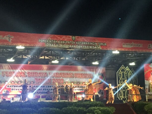 MERIAH: Salah satu peserta Festival Habaring Hurung saat menampilkan tarian khas daerah dan kebudayaan lokal pada malam pembukaan, Jumat (10/3). (FOTO: BAHRI/KALTENG POS)