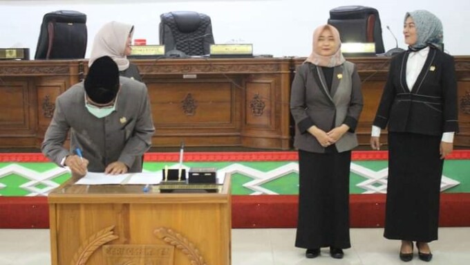 PENANDATANGANAN: Ketua DPRD Barsel HM Farid Yusran saat menandatangani raperda yang diajukan oleh eksekutif untuk dibahas dan dijadikan perda. (FOTO: HUMAS SETWAN FOR KALTENG POS)