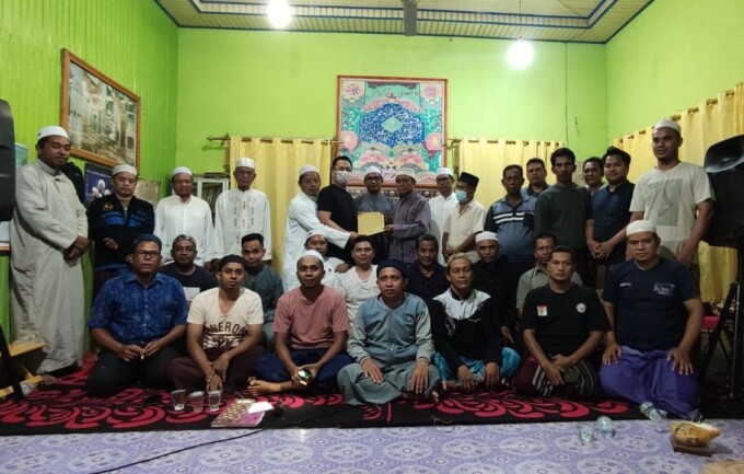 MENERIMA: Anggota DPRD Kotim Hendra Sia saat menerima aspirasi masyarakat Kecamatan Parenggean terkait penolakan terhadap adanya ritel modern, Minggu (12/3). (FOTO: DPRD KOTIM UNTUK KALTENG POS)