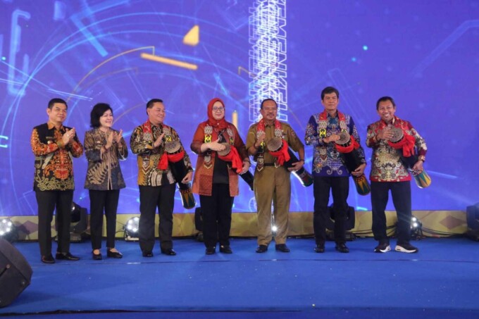 MEMUKUL KATAMBUNG: Sekda Kalteng bersama jajaran Kemenkeu Satu memukul katambung saat pembukaan sinergi pemberdayaan UMKM Kemenkeu Satu Kalteng 2023 di Kanwil Ditjen Perbendaharaan Kalteng, Selasa (14/3). (FOTO: ANISA/KALTENG POS)