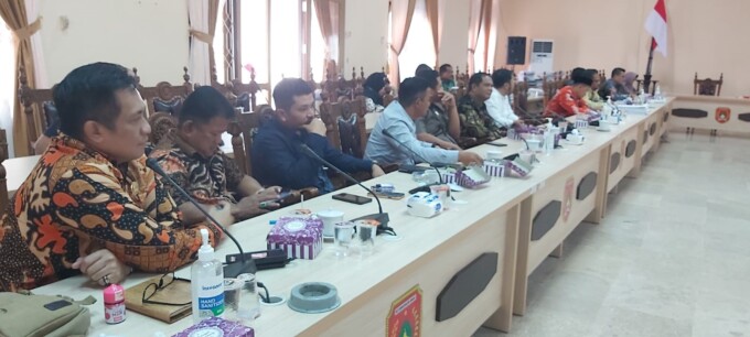 SERIUS: Para anggota DPRD Kobar mengikuti rapat dengar pendapat, beberapa waktu lalu. (FOTO: SONY/KALTENG POS )