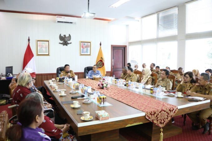 MENERIMA AUDIENSI: Wagub Kalteng H Edy Pratowo menerima audiensi Komnas Disablitas di ruang rapat Wagub Kalteng, Senin (20/3). (DISKOMINFOSANTIK UNTUK KALTENG POS)