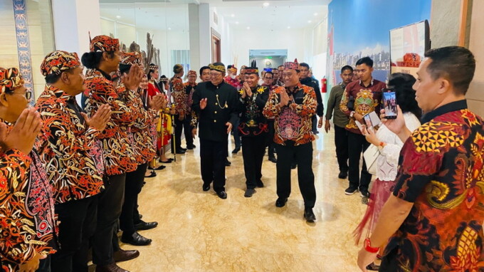 KEBERSAMAAN: Ketua DAD Kalteng H Agustiar Sabran, Wagub Kalteng H Eddy Pratowo, dan Pembina Pakuwojo Kalteng H Achmad Diran ketika menghadiri acara pengukuhan pengurus Pakuwojo Kalteng periode 2003-2027, Sabtu malam (11/3/2023). FOTO: DAD UNTUK KALTENG PO