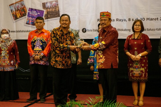 MENJAGA BAHASA DAERAH: Sekda Kalteng Nuryakin (kanan) menerima cendera mata dari Balai Bahasa pada Rapat Koordinasi dengan Pemerintah Daerah dan Pakar dalam Implementasi Model Perlindungan Bahasa Daerah Kalteng di Swiss-Belhotel Danum, Kamis (9/3/2023). F