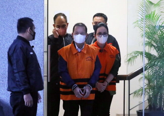 Bupati Kapuas, Ben Brahim S Bahat, dan istrinya Ary Egahni Ben Bahat Anggota DPR RI Fraksi Nasdem berjalan memakai baju Orange di Gedung KPK, Jakarta, Selasa (28/3/2023). Keduanya ditahan usai ditetapkan sebagai tersangka pemotongan anggaran dan suap di K