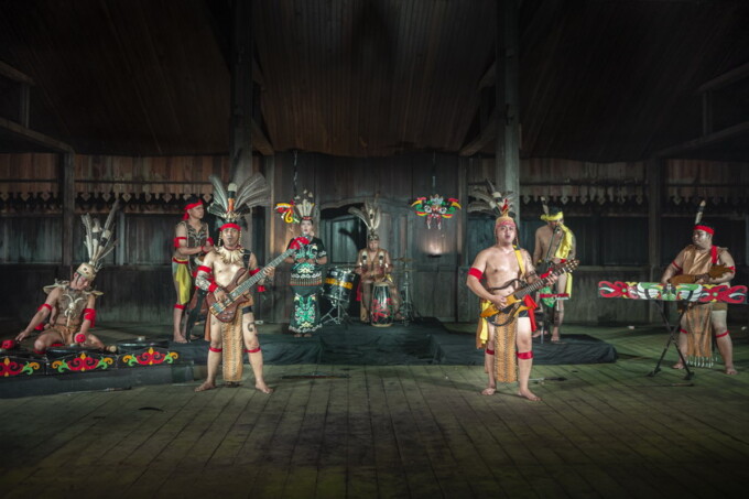 MUSIK LOKAL: Bellacoustic Band, seniman lokal yang konsisten membawakan musik tradisional Kalteng. FOTO: BELLACOUSTIC UNTUK KALTENG POS