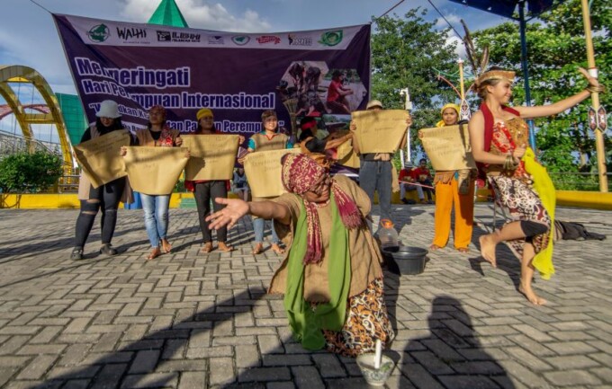 TARIAN PROTES KEBIJAKAN: Perempuan Dayak dari Desa Gunung Karasik, Kabupaten Barito Timur, Mardiana (depan) bersama perempuan peduli lingkungan memprotes kebijakan pemerintah yang dinilai tidak memihak masyarakat adat, ketika mengikuti pameran pangan di P