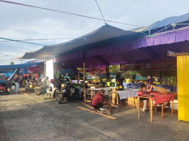 Sejumlah pedagang di Pasar Ramadan komplek Mantikei Jalan Ais Nasution bersiap untuk berjualan, kemarin.ARIEF PRATAMA/KALTENG POS