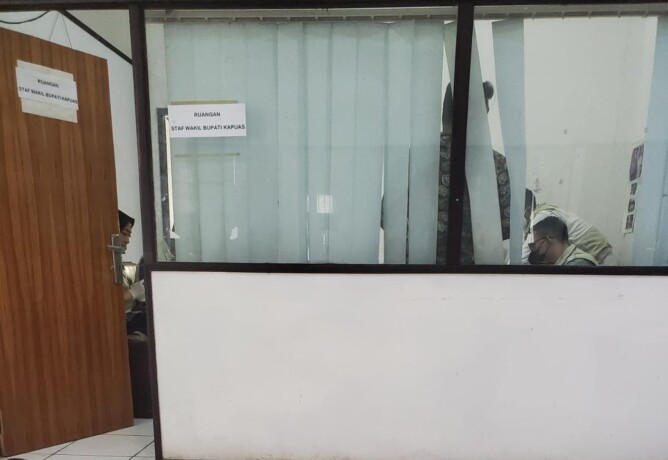 Tim penyidik KPK melakukan penggeledahan di Kantor Bupati Kapuas, Selasa (28/03/2023). FOTO: TIM