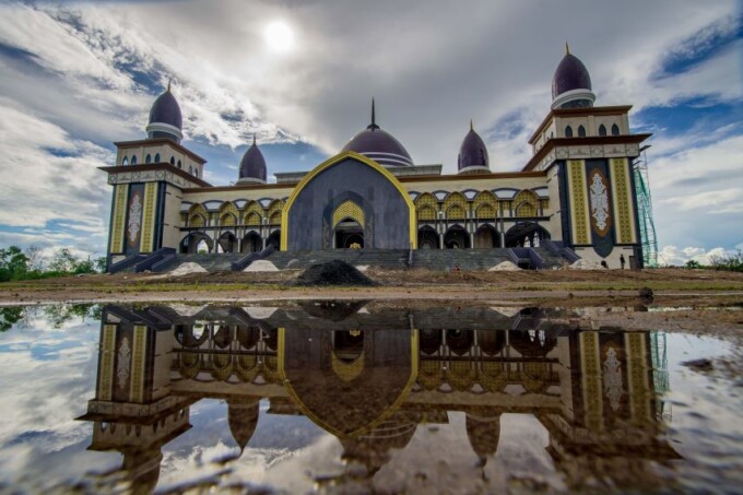 SEGERA DIFUNGSIKAN: Bangun Masjid Kubah Kecubung berdiri megah di Jalan RTA Milono Palangka Raya, Senin (13/3). Bulan ini masjid yang berada di kawasan Bundaran Burung ini sudah bisa digunakan untuk beribadah. FOTO: ARIEF PRATHAMA/KALTENG POS