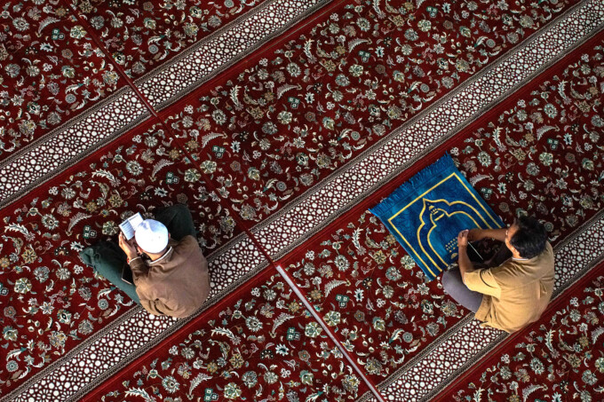 MENCARI PAHALA: Jemaah yang berada di Masjid Nurul Islam memilih membaca Al- Qur’an di tengah-tengah menjalankan ibadah puasa, Jumat (24/3).ARIEF PRATHAMA/KALTENG POS