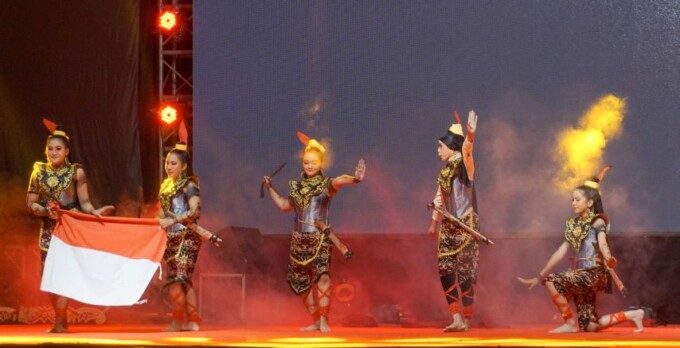 MEMUKAU: Penampilan grup tari kreasi daerah pada Festival Tambun Bungai di Stadion Sanaman Mantikei, Palangka Raya, Kamis malam (16/3/2023). FOTO: ARIEF PRATHAMA/KALTENG POS