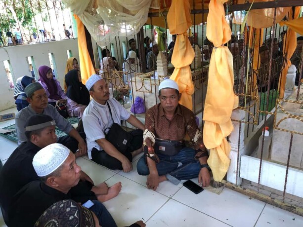 TAK PERNAH SEPI: Lokasi makam Datu Malik bin Karma dan Datu Sura bin Karma di Desa Benangin I selalu ramai dikunjungi peziarah dari berbagai daerah. FOTO: HERMAN/KALTENG POS