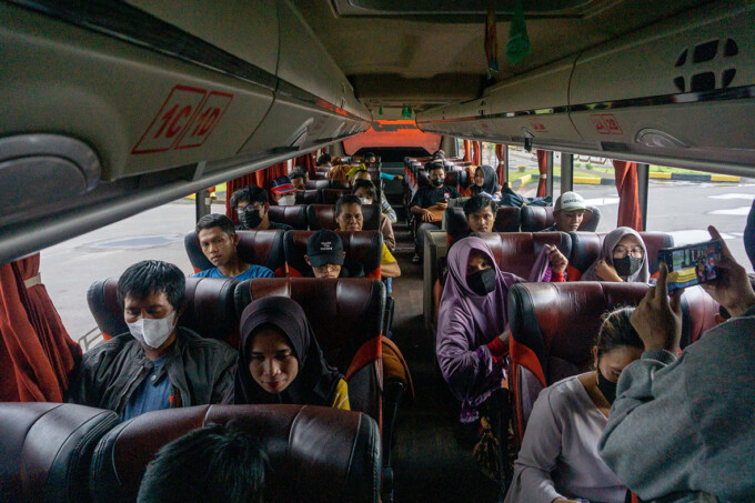 MASIH NORMAL : Penumpang di terminal AKAP WA Gara masih terlihat normal dan belum ada peningkatan signifikan. ARIEF PRATHAMA/KALTENG POS
