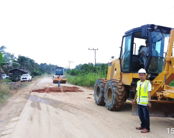 GERAK CEPAT: Direktur PT IMN, Yanto E Saputra terjun langsung mengawasi perbaikan jalan rusak di beberapa titik jalan lintas Samba-Kasongan.HUMAS