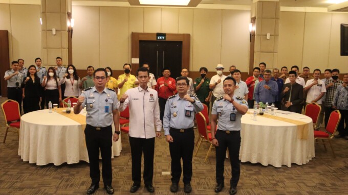 KEBERSAMAAN : Jajaran Kantor Wilayah Kementerian Hukum dan HAM Kalimantan Tengah foto bersama peserta kegiatan Diseminasi Layanan Partai Politik Tahun Anggaran 2023 di Ballroom Hotel Luwansa Palangka Raya, Senin (17/04/2023).