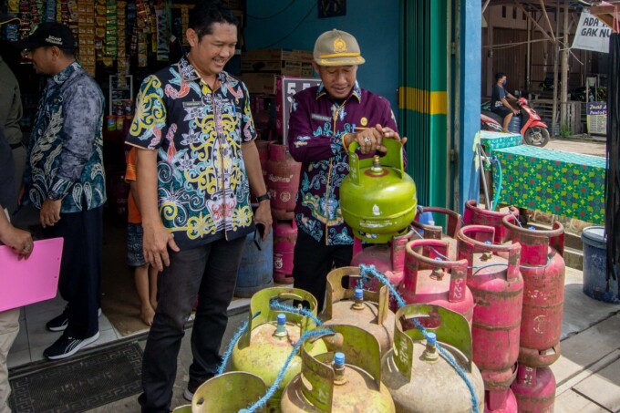 INSPEKSI MENDADAK: Tim gabungan dari Pemko Palangka Raya melakukan sidak harga elpiji di Jalan G Obos, Kamis (27/4). FOTO: ARIEF PRATHAMA/KALTENG POS