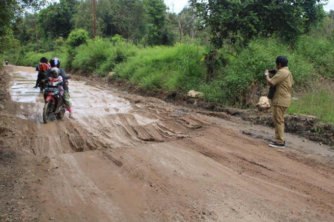 Jalan Desa Murutuwu di Kecamatan Paju Epat yang berlumpur, sehingga sulit dilalui masyarakat yang menggunakan kendaraan bermotor. (DISKOMINFOSANTIK BARTIM)