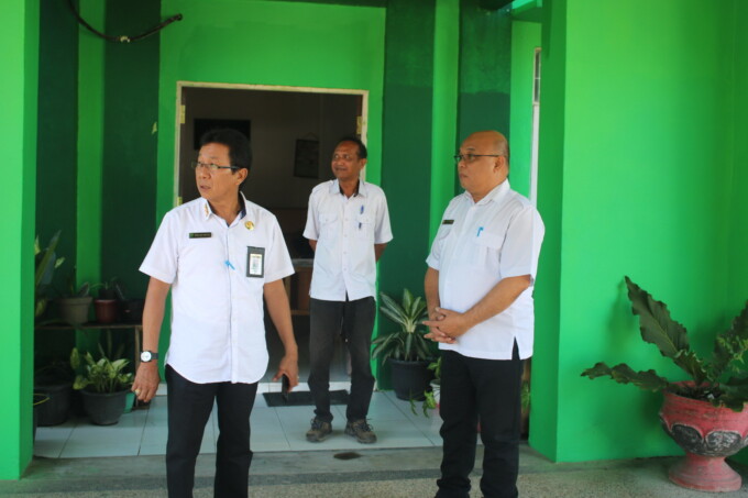 Sekretaris Daerah Barito Timur Panahan Moetar melakukan inspeksi mendadak (sidak) ke Dinas Kesehatan Bartim, Rabu (26/4/2023). (DISKOMINFOSANTIK BARTIM)