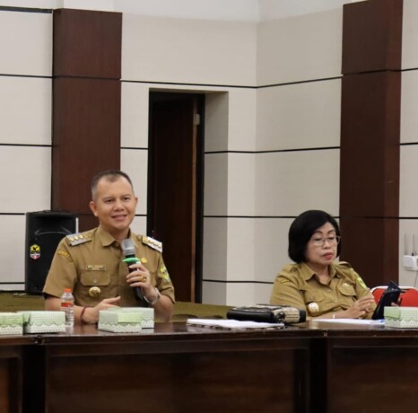 FOTO HUMAS UNTUK KALTENG POS MENGHADIRI: Bupati Gunung Mas (Gumas) Jaya Samaya Monong bersama Wakil Bupati Efrensia LP Umbing saat menghadiri suatu kegiatan di Kuala Kurun, beberapa waktu lalu.