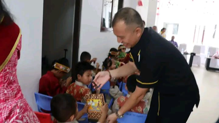 BERI BINGKISAN: Bupati Gunung Mas Jaya Samaya Monong menye­rahkan bingkisan kepada anak-anak pada suatu kegiatan di Kuala Kurun, bebe­rapa waktu lalu.