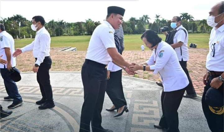 Bupati Lamandau H Hendra Lesmana bersilaturahmi dengan jajaran di lingkungan Pemkab Lamandau usai apel pagi di halaman Kantor Bupati Lamandau, Rabu (26/4/2023). (HUMAS UNTUK KALTENG POS)