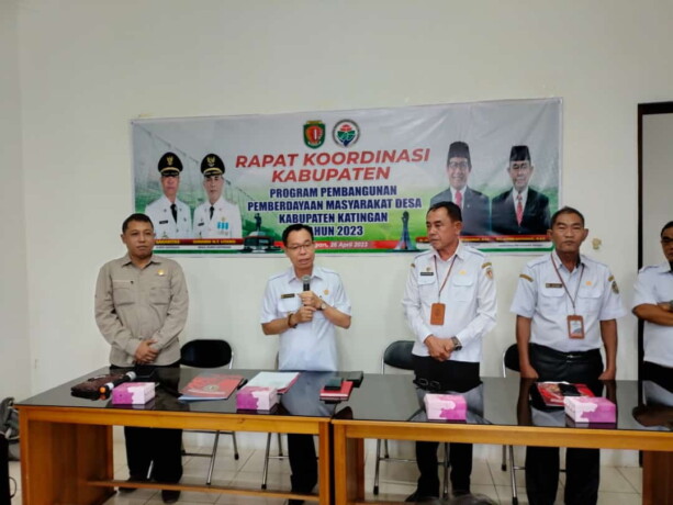 Bupati Katingan Sakariyas ketika memberikan arahan kepada sejumlah ASN di Dinas Pemberdayaan Masyarakat dan Desa Kabupaten Katingan, Rabu (26/4/2023). (HUMAS SETDA KATINGAN)