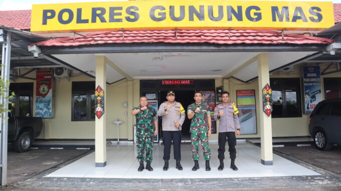 Kapolres Gumas AKBP Asep Bangbang Saputra menerima kunjungan silaturahmi Dandim 1016/PLK, Rabu (26/4/2023). (HUMAS POLDA)
