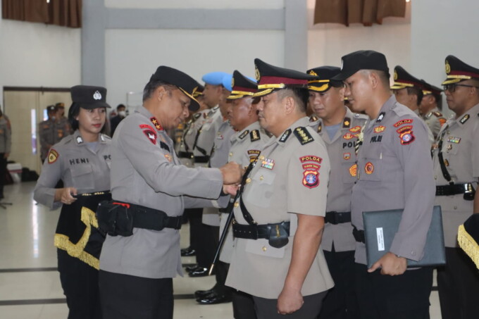 Kapolda Kalteng Irjen Pol Nanang Avianto memimpin langsung upacara Sertijab lima pejabat utama dan tiga Kapolres di jajaran Polda Kalteng di Gedung Graha Bhayangkara, Mapolda setempat, Senin (10/4/2023). (HUMAS POLDA)