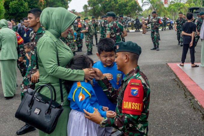 TUGAS NEGARA: Salah satu prajurit TNI-AD dari Yonif Raider 631/Antang bercengkerama dengan anak dan istri sebelum berangkat menuju Papua melalui Bandara Tjilik Riwut, Selasa (4/4/2023). FOTO: ARIEF PRATHAMA/KALTENG POS