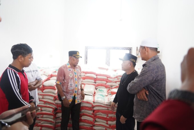 MENINJAU: Gubernur Kalteng H Sugianto Sabran saat meninjau pasar penyeimbang di Kecamatan Hanau, Kabupaten Seruyan, Jumat (14/4). (DISKOMINFOSANTIK UNTUK KALTENG POS)