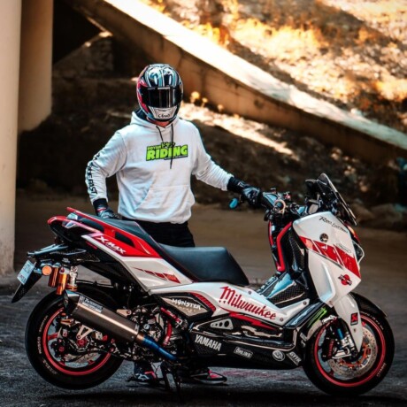 Rifky Hidayat bersama skutik XMAX 250 Connected modifikasi miliknya.