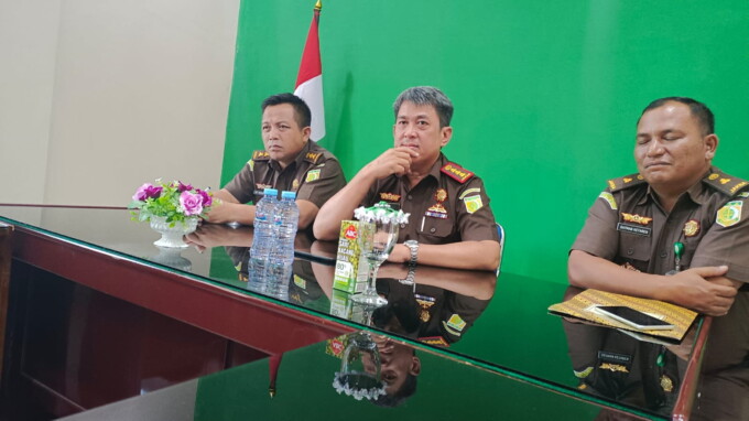 Kajari Palangka Raya, Andi Murji Machfud saat menggelar pertemuan dengan wartawan, Selasa (18/4/2023). (IST)