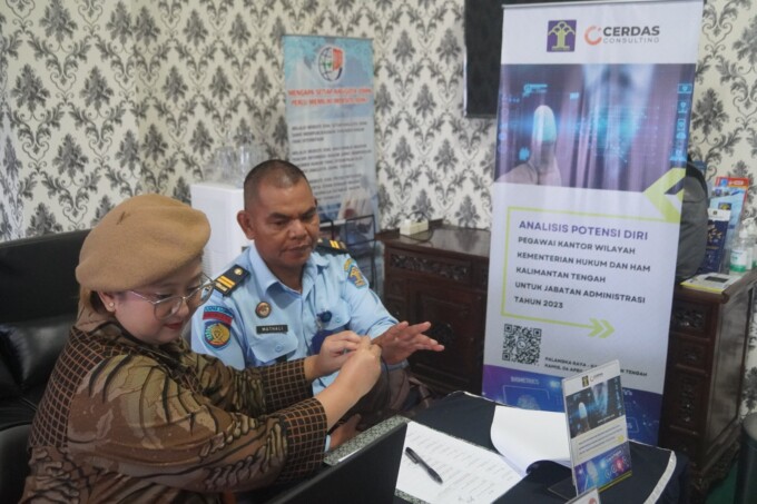 OPEN BAIDING : Pegawai Kanwil Kemenkumham Kalteng saat fingerprint analysis, di lingkungan Kanwil Kemenkumham Kalteng, Kamis (06/04/2023).