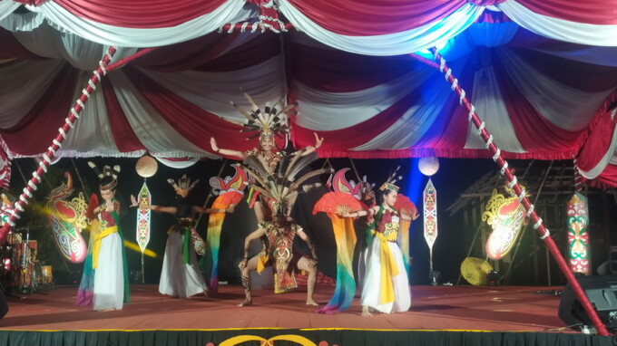 LENGGAK LENGGOK : Para penari dari Sanggar Seni dan Budaya Balanga Tingang turut meramaikan pemendasan dalam rangka Hari Tari Sedunia 2023 di Palangka Raya, Sabtu (29/4). FOTO: AKHMAD DHANI/KALTENG POS