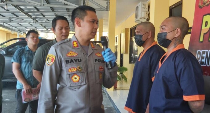 RAJA TEGA:  Kapolres Kobar AKBP Bayu Wicaksono bersama  dua pelaku dugaan pembunuhan, Rabu (3/5).SONY/KALTENG POS