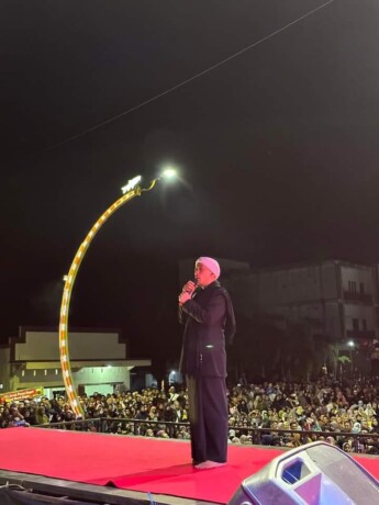 BERSELAWAT: Ustadz Opick saat memimpin Selawat pada acara Kotim Berselawat yang digelar di Terowongan Nur Mentaya, Minggu malam (30/4).