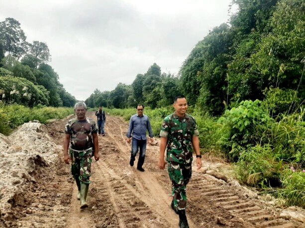 MENINJAU : Dansatgas TMMD Reguler 116 Kodim 1012 Buntok yang juga merupakan Dandim 1012/Btk Letkol Inf Hendro Wicaksono meninjau pembangunan jalan dan mengecek perbaikan alat berat di lokasi TNI Manunggal Membangun Desa di Danau Ganting, Rabu (24/5/2023).