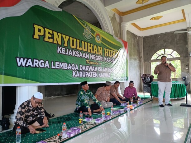 DIAN UNTUK KALTENG POS PENYULUHAN HUKUM: Kasi Intelijen Kejari Kapuas Dr Amir Giri ketika menyampaikan materi tentang restoratif justice kepada warga LDII Kapuas di masjid Al Muhajir, Minggu (14/5).