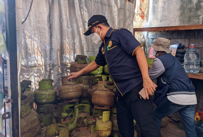 SIDAK : Kabid PPNS dan PPHD Satpol PP Kota Palangka Raya Djoko Wibowo SE saat meninjau pangkalan yang menjual elpiji tabung 3 kg di Jalan G Obos, Palangka Raya, Selasa (16/7).