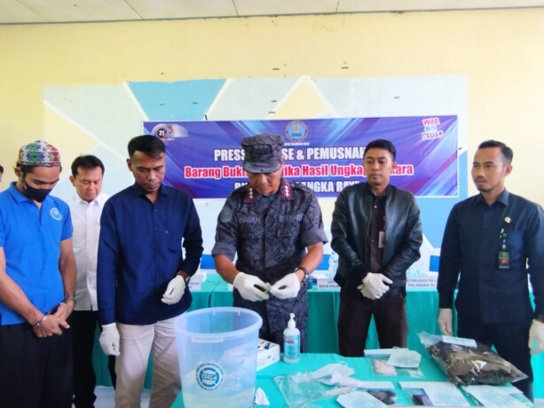 MUSNAHKAN BARANG HARAM : Kepala BNNK Palangka Raya, Kombes Pol I Wayan Korna memimpin pemusnahan sabu dari tersangka AR seberat 29 gram. IRPAN JURAYZ/KALTENG POS
